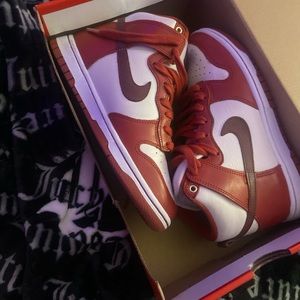 Women's 7 Men 5.5 Nike Dunk High "Cinnabar" In good condition Never worn.